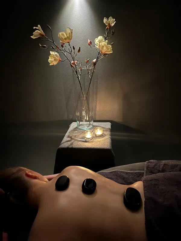 Kuumakivihierontahuone ja asiakas